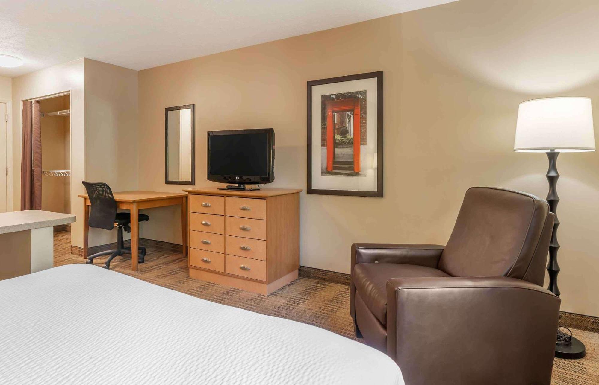 Extended Stay America Select Suites - Charlotte - Tyvola Rd - Executive Park Екстер'єр фото