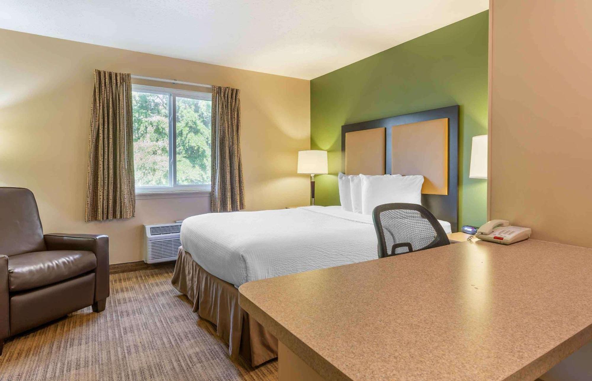 Extended Stay America Select Suites - Charlotte - Tyvola Rd - Executive Park Екстер'єр фото