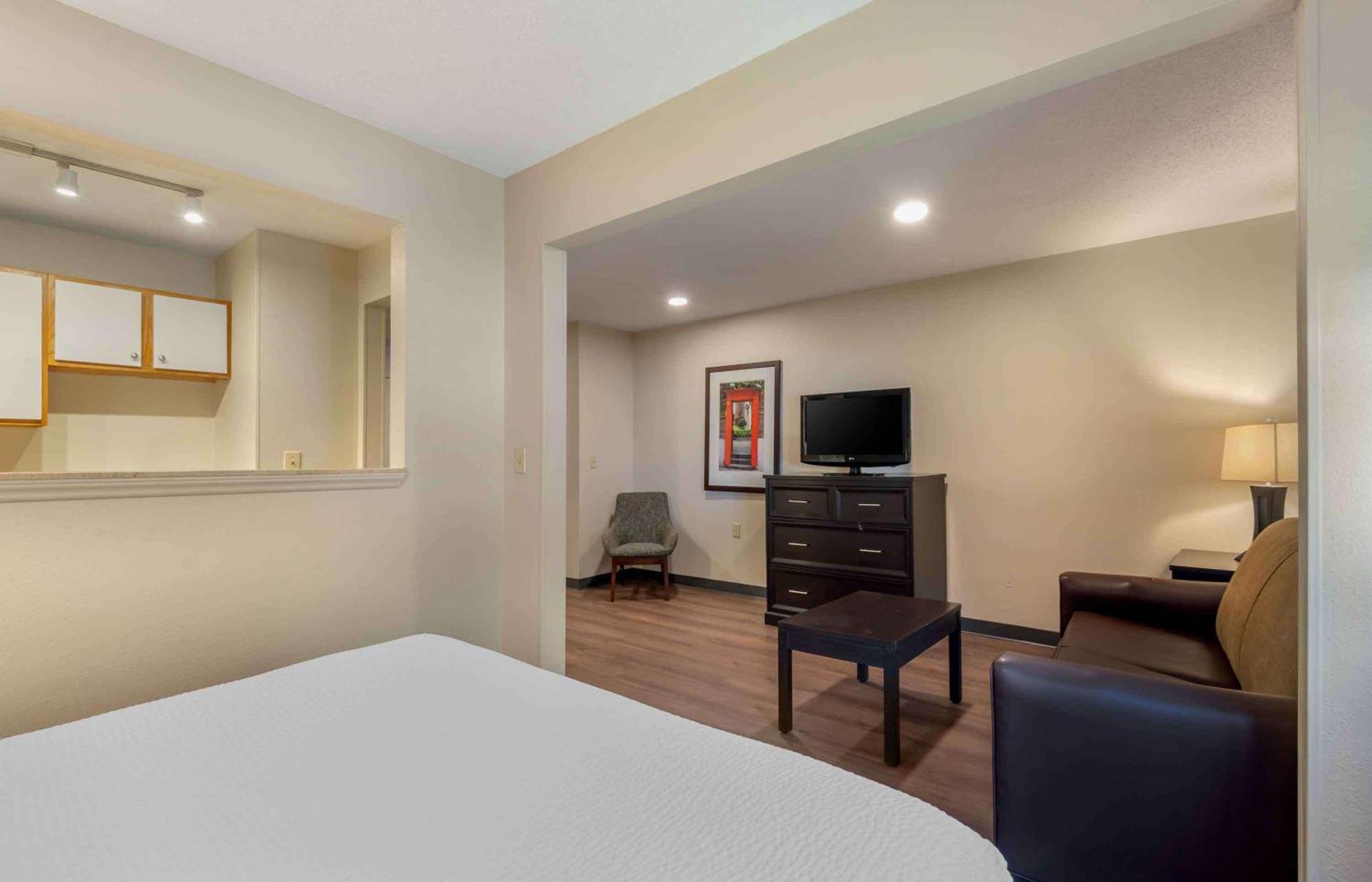 Extended Stay America Select Suites - Charlotte - Tyvola Rd - Executive Park Екстер'єр фото